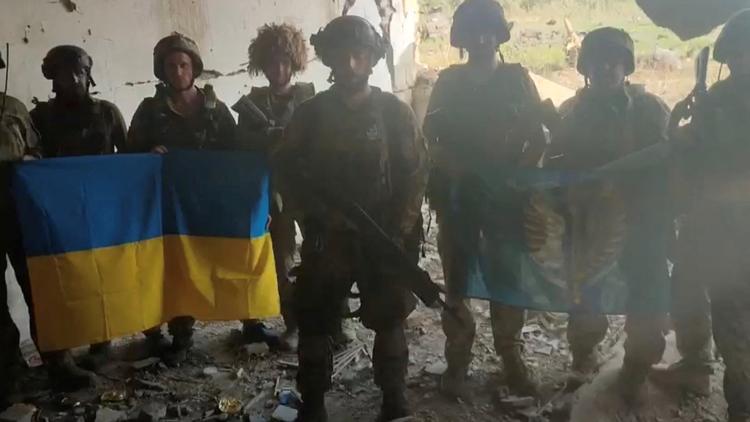 I en video fortæller ukrainske soldater, at de har befriet landsbyen Staromaiorske i Donetsk-regionen Foto: Telegram/v_zelenskiy_official/Ritzau Scanpix