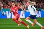 Danmarks Janni Thomsen kæmper om bolden med Englands Alex Greenwood, og alle på det danske hold brugte masser af energi mod VM-gruppe D's formodet stærkeste hold. Foto: Franck Fife/Ritzau Scanpix