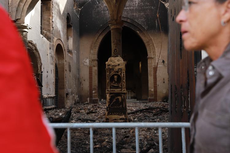 Arkitekter og brandvæsen tilser skaderne i Klosteret Di Santa Maria Di Jesu  i Palermo.   Foto: Claudio Menna