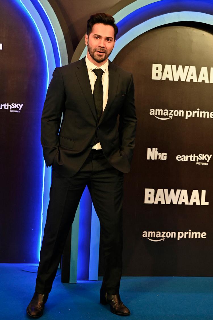 Varun Dhawan er skuespiller i hindisprogede blockbusters og en af Indiens bedst betalte filmstjerner. Her er han fotograferet forud for premieren på 'Bawaal', der kan streames på Amazon Prime. Foto: Sujit Jaiswal/Ritzau Scanpix