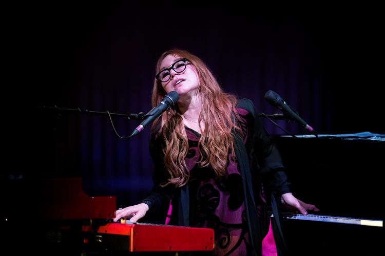 Tori Amos ynder at spille på to tangentinstrumenter samtidig og gjorde det også, da hun optrådte i Koncerthuset i Danmark i 2017.  Foto: Nanna Navntoft