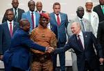 Ruslands præsident, Vladimir Putin, giver hånd til sine afrikanske kollegaer, som var inviteret til topmøde i Sankt Petersborg. På det første møde af slagsen i 2019 deltog 43 ledere. Denne gang dukkede der kun 17 op.  Foto: Alexey Danichev/Ritzau Scanpix