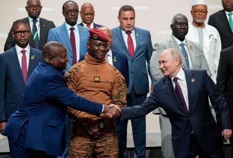 Ruslands præsident, Vladimir Putin, giver hånd til sine afrikanske kollegaer, som var inviteret til topmøde i Sankt Petersborg. På det første møde af slagsen i 2019 deltog 43 ledere. Denne gang dukkede der kun 17 op.  Foto: Alexey Danichev/Ritzau Scanpix
