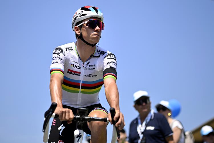 Denne unge mand ser sig helst ikke tilbage. Belgiske Remco Evenepoel tog lørdag for tredje gang sejren i Clásica San Sebastián, og han kan nu se frem mod VM og Vuelta a España. Foto: Gian Ehrenzeller/Ritzau Scanpix