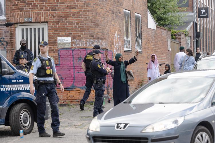 En gruppe kaldet Danske Patrioter brændte fredag en udgave af Koranen af ved Islamisk Trossamfunds lokaler i Nordvest. Et stort politiudbud sikrede, at det forløb relativt fredsommeligt. Foto: Anders Holst Pedersen