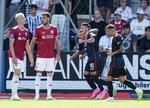 FCK-spillerne jubler over Roony Bardghjis mål til 2-1, da mesterklubben med en del besvær vandt med 3-2 over oprykkerne fra Vejle. Foto: Claus Fisker/Ritzau Scanpix