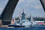 Den russiske flåde kan se frem til 30 nye skibe i år, sagde Vladimir Putin i anledning af en militærparade i storbyen Sankt Petersborg. Foto: -/Ritzau Scanpix