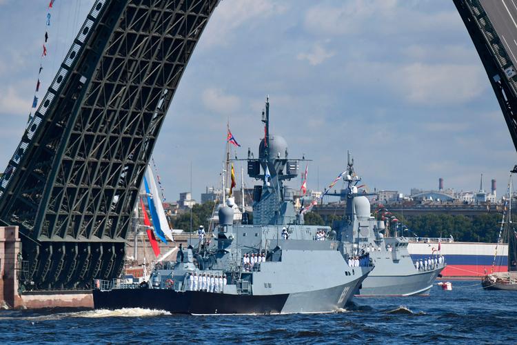 Den russiske flåde kan se frem til 30 nye skibe i år, sagde Vladimir Putin i anledning af en militærparade i storbyen Sankt Petersborg. Foto: -/Ritzau Scanpix