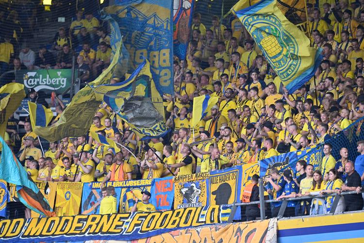 I et hjørne øverst på Sydsiden gjaldede en stor gruppe Brøndby-fans gennem hele kampen. Men trods værdiaftale og afblæst stemningsboykot sneg en protest mod klubbens ejere sig alligevel ind. Foto: Lars Møller/Ritzau Scanpix