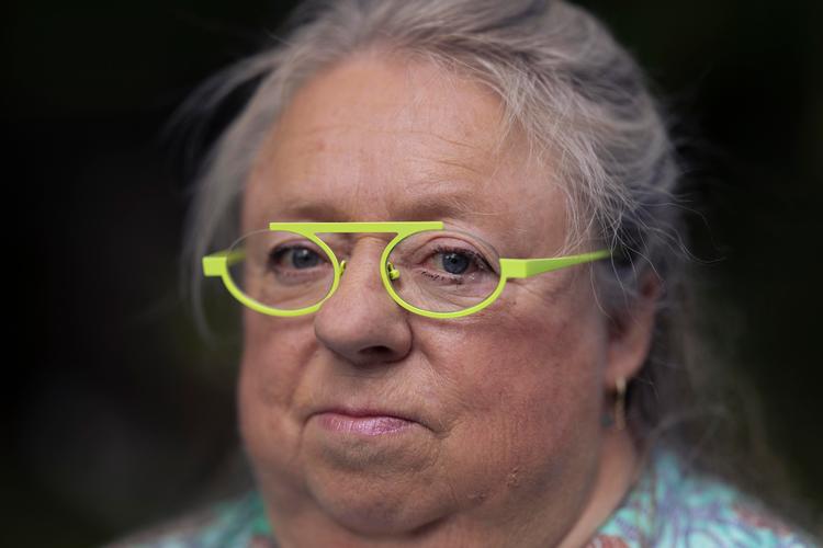     Kirsten Rolfsager er bundet til sin kørestol og skal bruge en personlig hjælper for at komme ud af sengen. Men kommunen og regionen blev uenige om, hvem der skal betale, og hun mistede helt sin hjælp. Nu er der fundet en mellemløsning, men den giver stadig problemer for Kirsten.    Foto: Hannah Aurora Almstrup