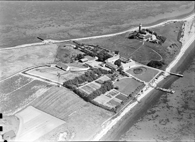 Landgangsbroer tæt på Sprogø Kvindehjem ses tydeligt på dette luftfoto fra midten af 1900-tallet. Foto: Sylvest Jensen Luftfoto/Det Kgl. Bibliotek