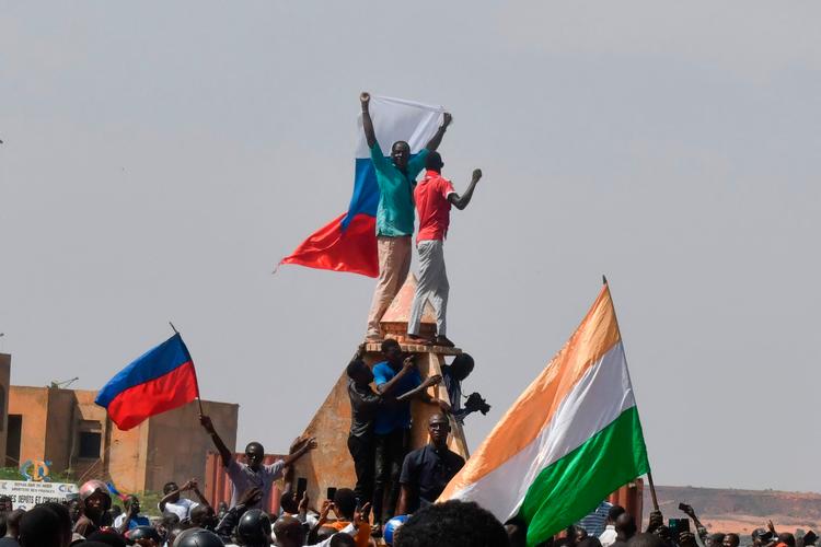 Frankrig er ved at tabe indflydelse i Afrika. Og i Nordafrika fører myndighederne i Algeriet for øjeblikket en voldsom kampagne mod fransk 'nykolonialisme'. Foto: -/Ritzau Scanpix