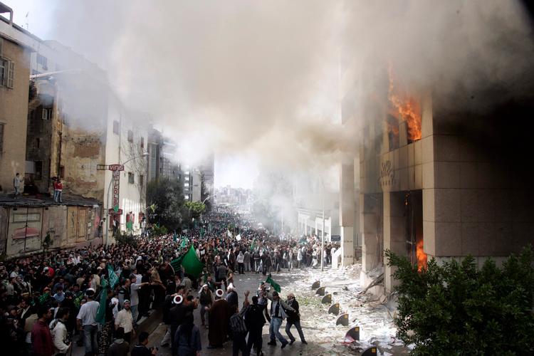 Demonstranter satte Danmarks ambassadekontor i Libanons hovedstad Beirut i brand søndag den 5. februar 2006, i protest mod Muhammedtegningerne.
 REUTERS/Mohamed Azakir Foto: Mohamed Azakir/Ritzau Scanpix