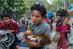 Siden militæret tog magten ved et kup i 2021, har de fordrevet halvanden million mennesker ifølge rapporter fra FN. Her er beboere fra landsbyer i Lay Kay Kaw på vej over grænsen til Thailand med deres få ejendele, herunder en hundehvalp.  Arkivfoto Jittrapon Kaicome