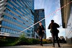 Politi har afspærret området rundt om den skadede kontorbygning i  Moskva City.  Foto: Alexander Nemenov/Ritzau Scanpix