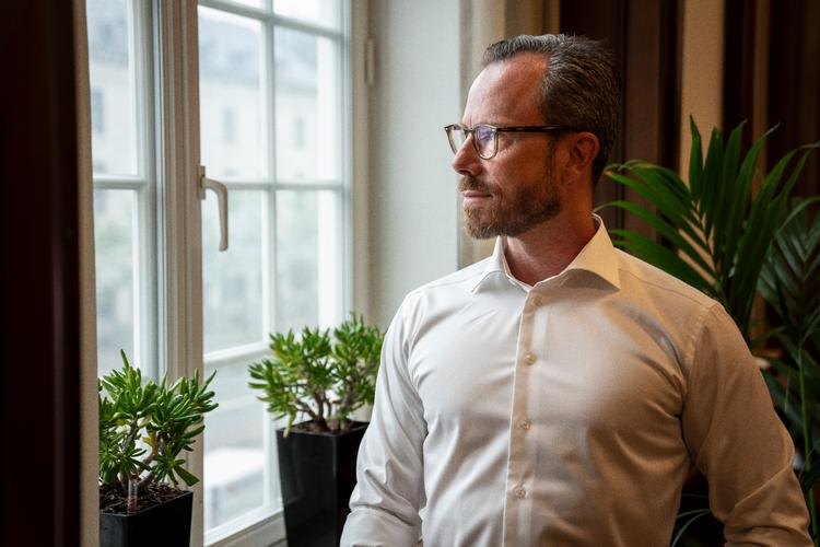 Jakob Ellemann-Jensen (V) på sit kontor i Forsvarsministeriet i København, tirsdag den 1. august 2023, hvor han vendte tilbage efter sygemelding.   Foto: Mads Claus Rasmussen/Ritzau Scanpix