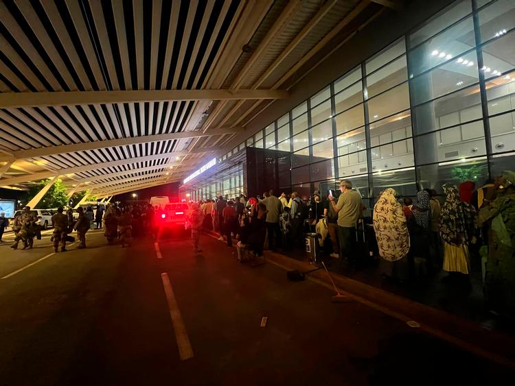 Passagerer foran Diori Hamani International Airport i Nigers hovedstad Niamey 1. august. Foto: -/Ritzau Scanpix