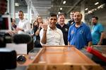 Den britiske premierminister, Rishi Sunak, tog til ølfestival, selv om han aldrig selv rører andet end Coca-Cola.   Foto: Pool/Ritzau Scanpix