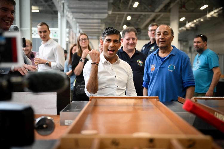 Den britiske premierminister, Rishi Sunak, tog til ølfestival, selv om han aldrig selv rører andet end Coca-Cola.   Foto: Pool/Ritzau Scanpix