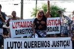 Protester mod politiet efter aktionen i Guarujá, hvor 14  mennesker blev dræbt. Foto: Allison Sales/Ritzau Scanpix