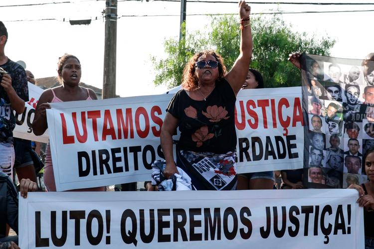 Protester mod politiet efter aktionen i Guarujá, hvor 14  mennesker blev dræbt. Foto: Allison Sales/Ritzau Scanpix