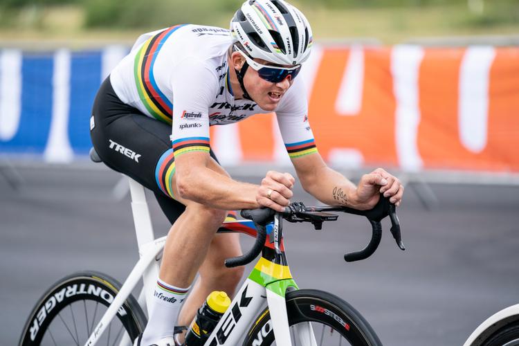 Mads Pedersen nød at køre i regnbuetrøjen som verdensmester, men hans sæson i den ikoniske trikot blev delvist ødelagt af corona.  Foto: Tariq Mikkel Khan