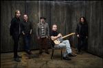 Jason Isbell sidder godt og lunt i sædet omgivet af musikerne fra 400 Unit. PR Danny Clinch