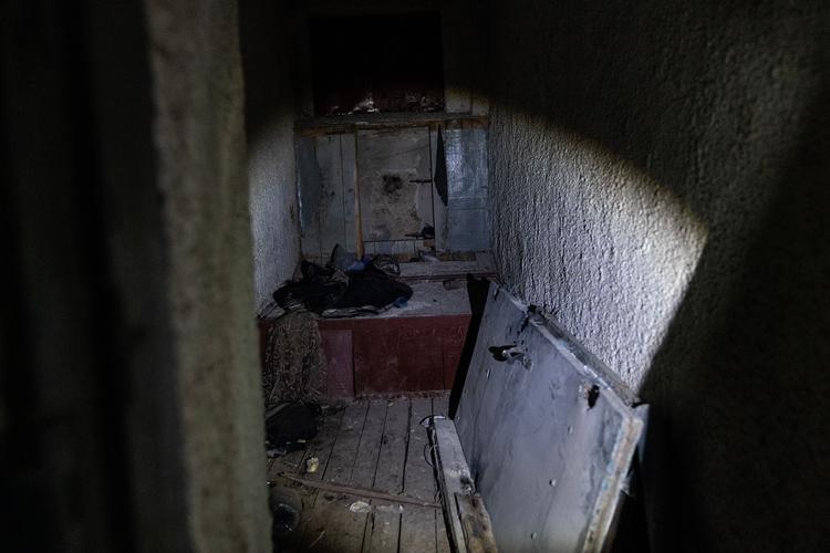 Et af torturkamrene i kælderen under en politistation i Kherson. Ukrainerne siger, at det ikke blev brugt af politiet før besættelsen, fordi der ikke er hverken vand, toilet, varme eller el.  Foto: Lev Radin/Ritzau Scanpix
