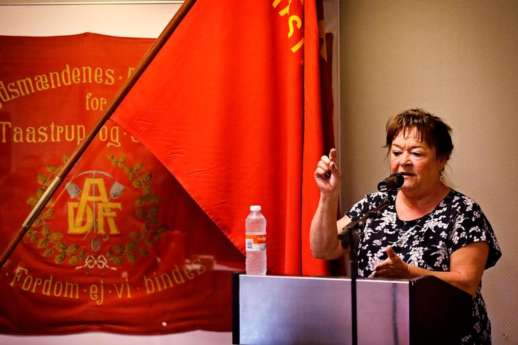 Mona Striib er formand for FOA, der organiserer 173.000 primært offentligt ansatte så som pædagogmedhjælpere og sosu'er. Her holder hun tale ved et tidligere 1. maj-møde.  Foto: Jens Dresling