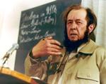 Aleksandr Solsjenitsyn 16 november 1974 ved sin første pressekonference i Vesten, efter at han blev tvunget i eksil fra Sovjetunionen. Han døde i 2008, 89 år gammel.   Foto: Bernhard Frye/Ritzau Scanpix