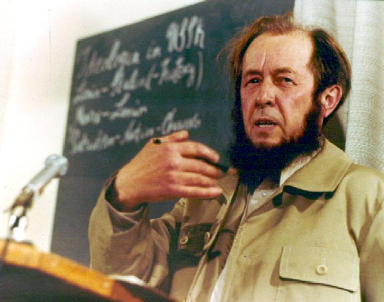 Aleksandr Solsjenitsyn 16 november 1974 ved sin første pressekonference i Vesten, efter at han blev tvunget i eksil fra Sovjetunionen. Han døde i 2008, 89 år gammel.   Foto: Bernhard Frye/Ritzau Scanpix