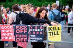    I sidste uge demonstrerede organisationen 'Ingen scene til Rammstein' udenfor Ernst Happel Stadion i Wien med blandt andet skiltet 'Kill Till'. Gruppens fans protesterede mod demonstranterne og politiet måtte skride ind. Foto: Georg Hochmuth/Ritzau Scanpix