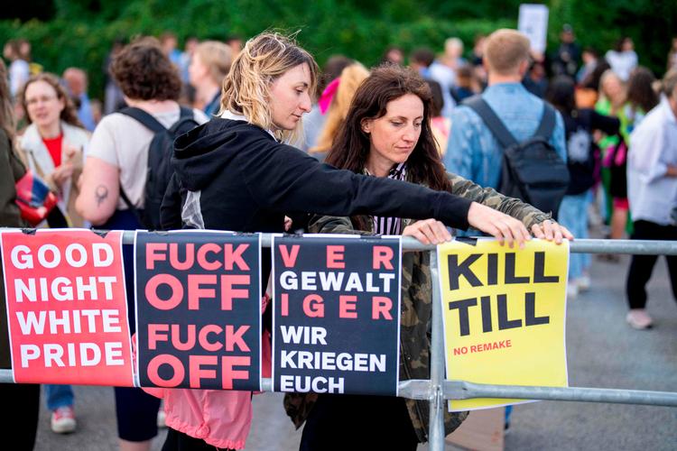    I sidste uge demonstrerede organisationen 'Ingen scene til Rammstein' udenfor Ernst Happel Stadion i Wien med blandt andet skiltet 'Kill Till'. Gruppens fans protesterede mod demonstranterne og politiet måtte skride ind. Foto: Georg Hochmuth/Ritzau Scanpix