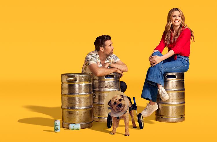 Serien er skabt af Patrick Brammall og Harriet Dyer, der ikke bare danner par i serien, men er gift i virkeligheden. Kemien fejler virkelig heller ikke noget. Foto: DR