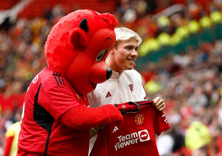 I forbindelse med Manchester Uniteds kamp mod franske Lens blev Rasmus Højlund præsenteret for tilskuerne på Old Trafford. Foto: Jason Cairnduff/Ritzau Scanpix