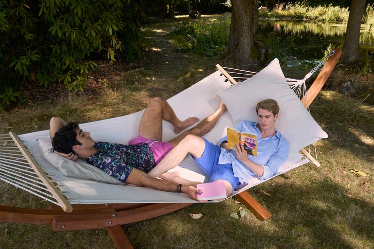 En fredelig stund mellem præsidentsønnen  (Taylor Zakhar Perez) og prinsen (Nicholas Galitzine) i et sommerhus fjernt fra Det Hvide Hus og Buckingham Palace. Foto: /Amazon Prime