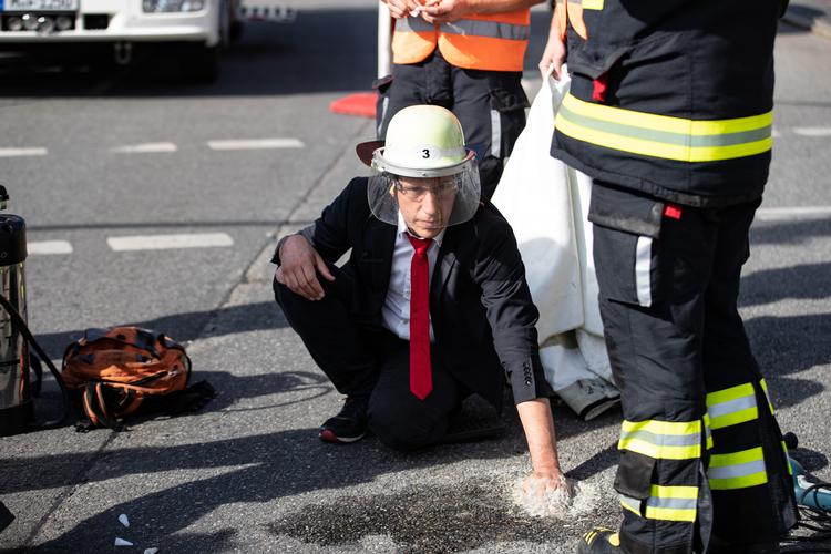 Kjeld Hybel bliver rasende, når han ser tyske bilister trække klimaaktivister væk ved håret, fordi de lammer trafikken ved at lime sig fast til kørebanen.  Foto: Alexander Pohl / Alto Press/Ritzau Scanpix