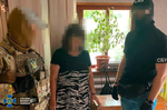 Kvinden blev fotograferet, da hun blev anholdt af agenter fra sikkerhedstjenesten. Foto: Ukraines Sikkerhedstjeneste