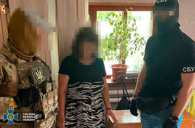 Kvinden blev fotograferet, da hun blev anholdt af agenter fra sikkerhedstjenesten. Foto: Ukraines Sikkerhedstjeneste