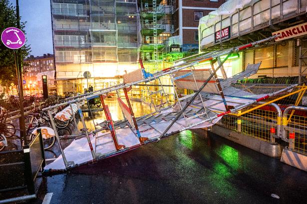 Voldsom regn og hårde vindstød har trofast fulgt hinanden gennem Norge, Sverige og Danmark de seneste døgn og har blandt andet væltet stilladser som her i Malmø. Foto: 50090 Johan Nilsson/tt/Ritzau Scanpix