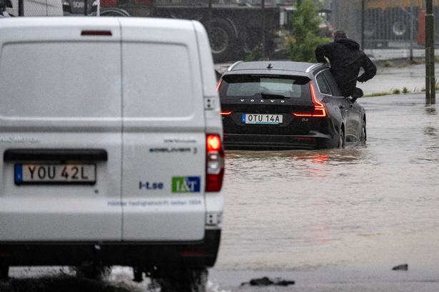 I Malmø er flere biler kørt fast som i denne rundkørsel. Vejret har efterladt 5000 hustande i byen uden strøm. Foto: 50090 Johan Nilsson/tt/Ritzau Scanpix