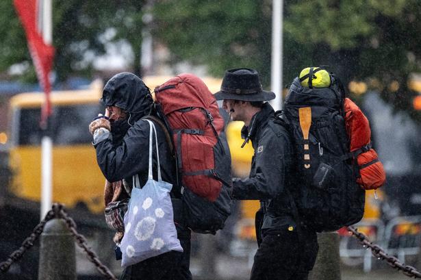 Med uvejret har sommerferien fået en brat afslutning, og i hele Skåne kæmper turister og lokale mod vejret som her ved stationen i Malmø.  Foto: 50090 Johan Nilsson/tt/Ritzau Scanpix