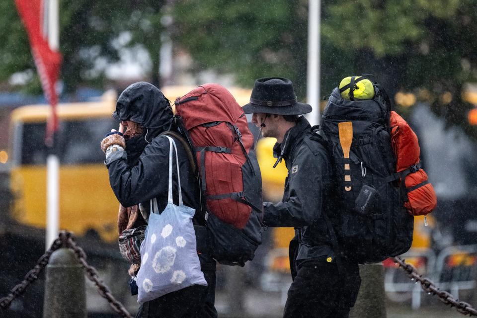 Med uvejret har sommerferien fået en brat afslutning, og i hele Skåne kæmper turister og lokale mod vejret som her ved stationen i Malmø.  Foto: 50090 Johan Nilsson/tt/Ritzau Scanpix