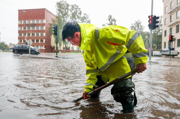 Det norske beredskab har måttet åbne afløb i Oslos gader for at komme af med enorme mængder regnvand efter uvejret, der har fået navnet Hans. Foto: Frederik Ringnes/Ritzau Scanpix