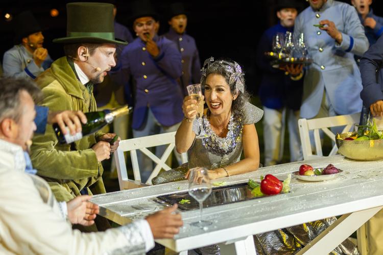 Det ender trods komiske forviklinger og fornedrelser, som det skal, med et bryllup og en fest for Francine Vis med hendes smukt detaljerede fortolkning af Rossinis Askepot. Foto: Mikal Schlosser