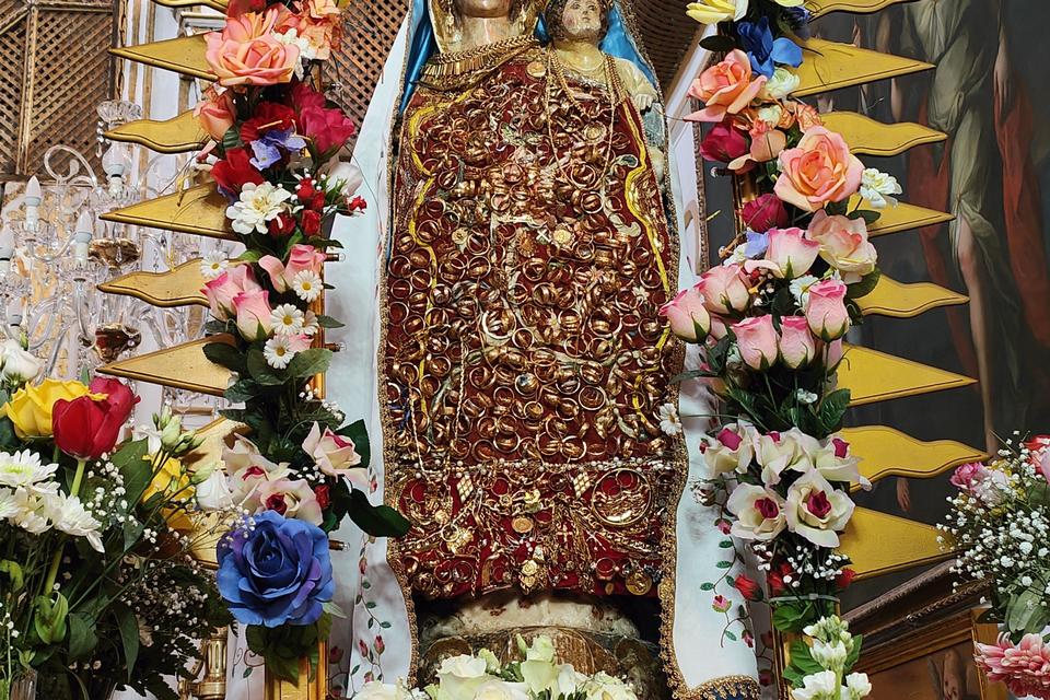 Den lille statue af Jomfru Maria med de mange guldsmykker  i Santissimo Rosario-klosterkirken er doneret af de troende. Foto: Maria Cristina Castellucci