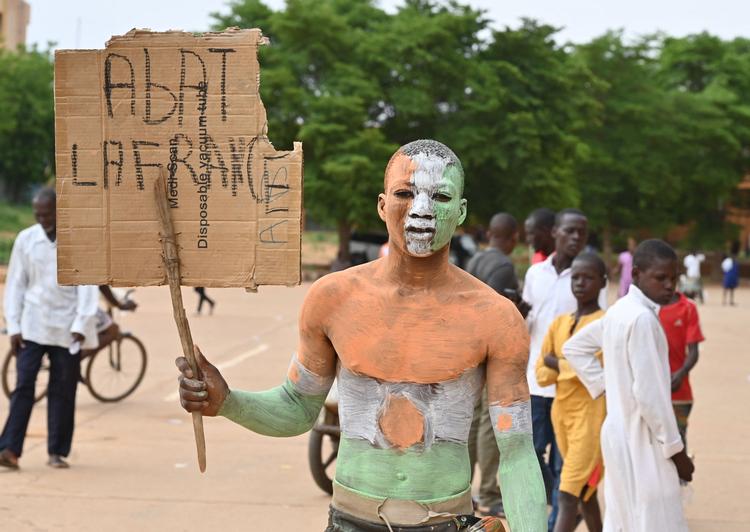 Støtter af militærkuppet i Niger samledes søndag på hovedstadens stadion. Nogle udsmykket i Nigers nationale farver, andre klædt i de russiske farver, atter andre med slagord vendt imod den tidligere franske kolonimagt.  Foto: -/Ritzau Scanpix