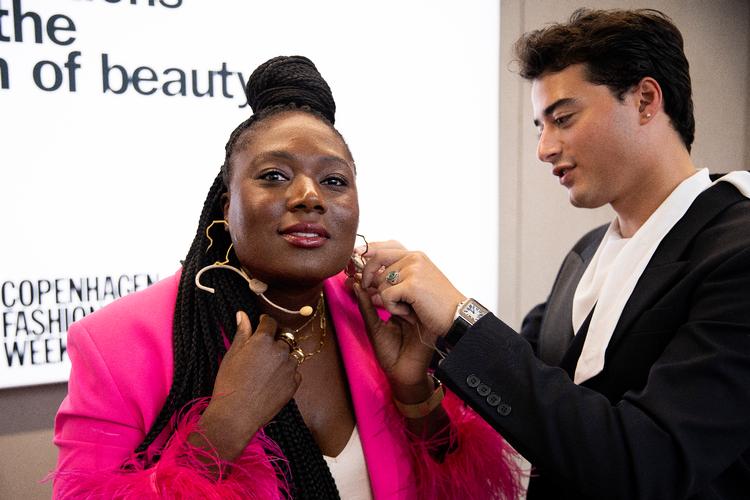 Canadiske Jackie Kankam og danske Osama Al Naser sad i panelet til en talk om skønhedsidealer under Copenhagen Fashion Week mandag. Foto: Finn Frandsen