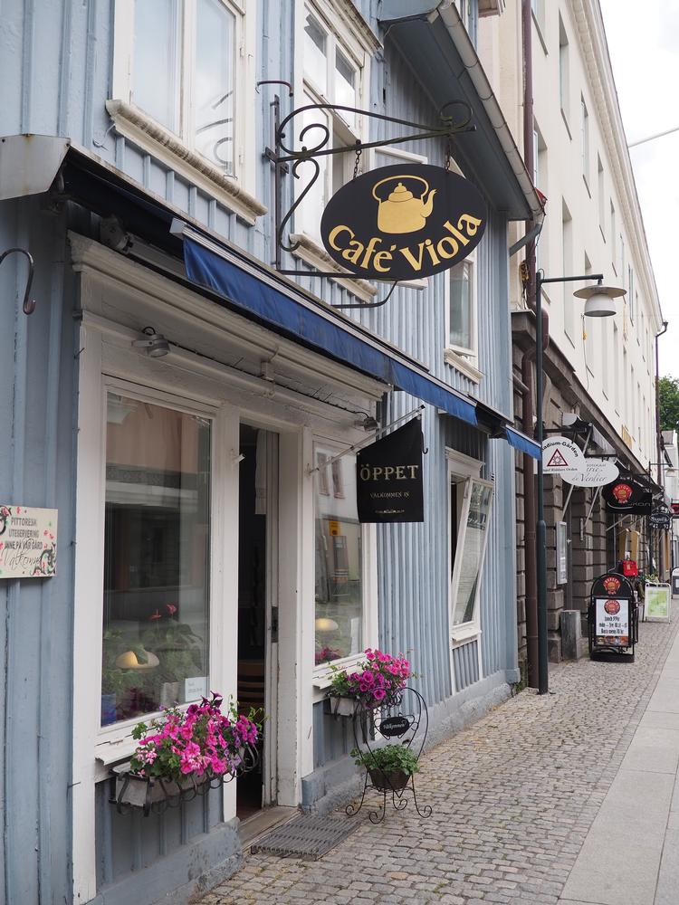 Café Viola er en af de sidste arbejdercafeer og tilmed også den ældste i Alingsås. Cafeen åbnede i 1889 på Nygatan 16 som en såkaldt afholdskro. Trods konkurrence fra shoppingscentre og moderne cafeer er Cafe Violas räkmackor, pariservåfflor og silviakaka stadig et trækplaster for lokale og turister.  Foto: Sophie Lund-Møller