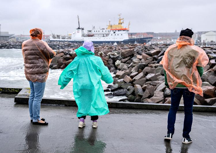 Storm på ydermolen på Hirtshals Havn. Stormen har fået rederiet Fjordline til at aflyse afgang fra Hirtshals til Norge. Foto: Henning Bagger/Ritzau Scanpix